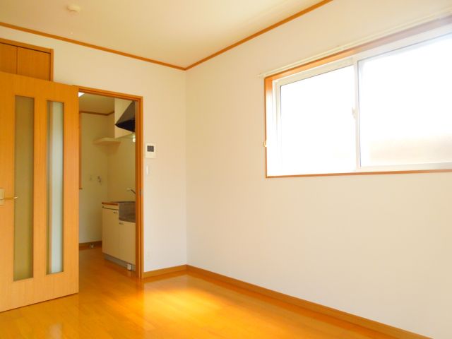 Living and room. For the corner room, There are places opening 2. Sunny! 