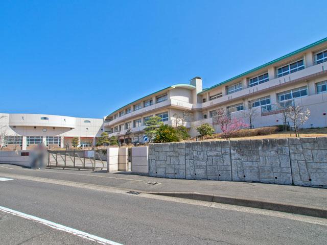 Junior high school. Fujike Oka junior high school in the 1.1km