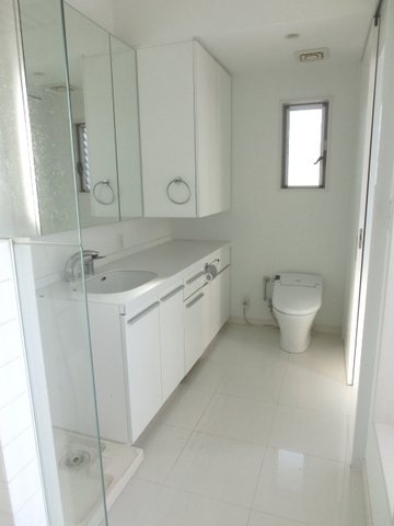Washroom. 3in1 type