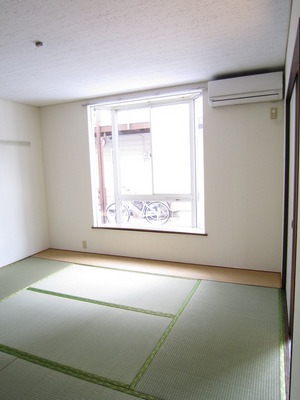 Living and room. Bay windows to 6 quires of Japanese-style room ・ It is air-conditioned.