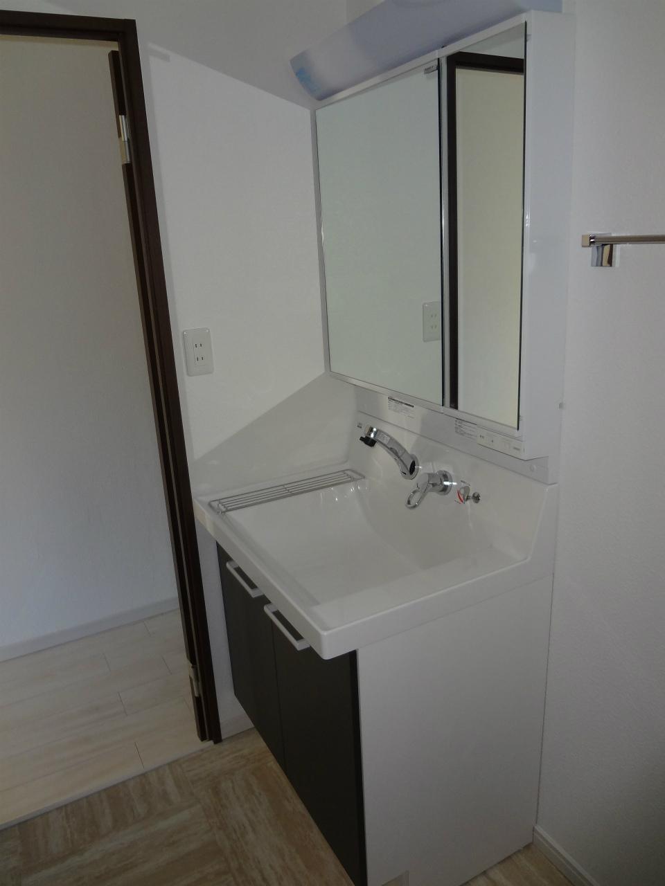 Wash basin, toilet. Indoor (11 May 2013) Shooting