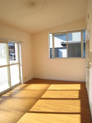 Living and room. Day good of the second floor ・ Corner room! 