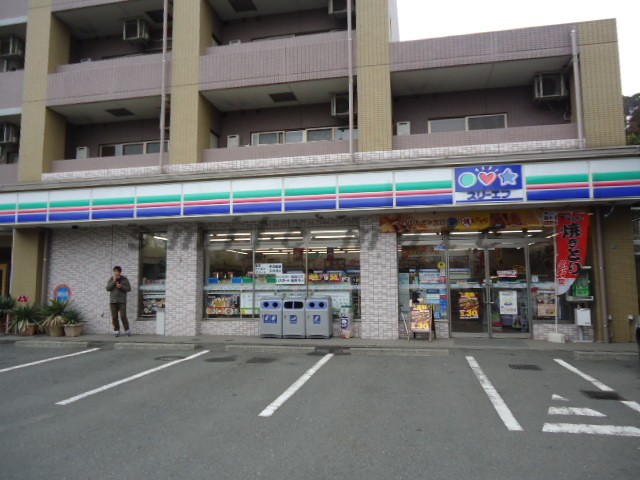 Convenience store. Three F Fujisawa Honmachi Station store up to (convenience store) 504m
