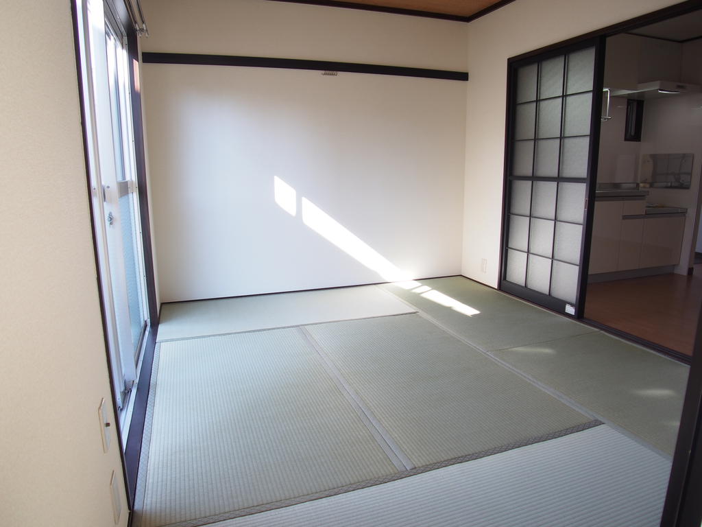 Living and room. Japanese-style room that is connected to the DK Living direction! ! 