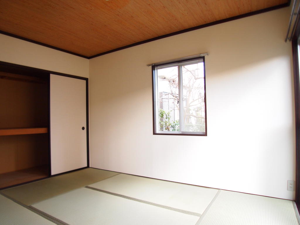 Other room space. The back of the Japanese-style room is good day with two faces lighting! ! 