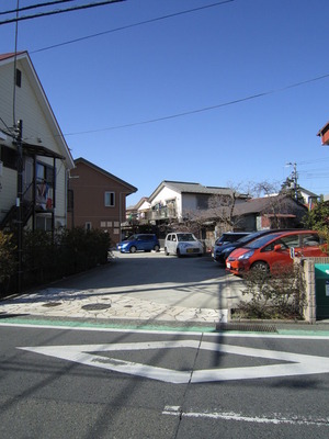 Building appearance. Site entrance