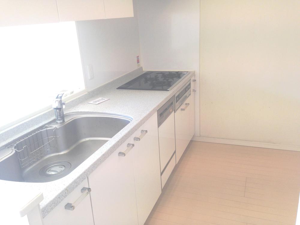 Kitchen. Local (10 May 2013) Shooting