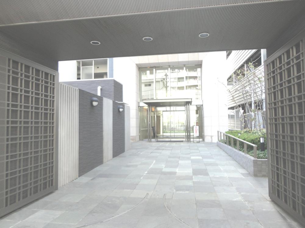 Entrance. Common areas