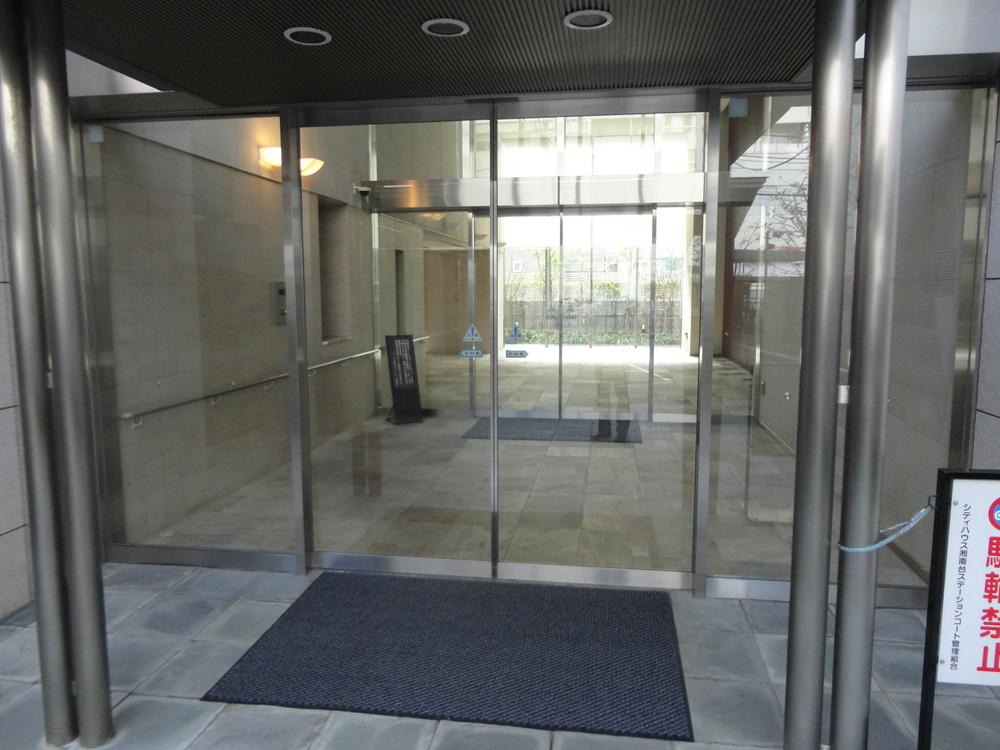 Entrance. Common areas