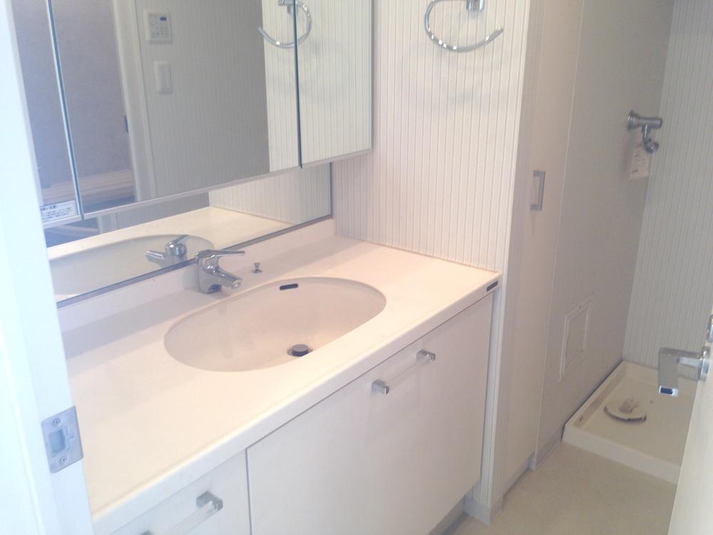 Wash basin, toilet. Indoor (10 May 2013) Shooting