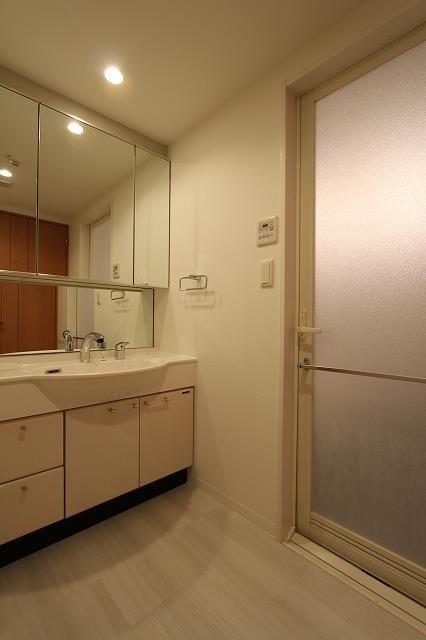 Wash basin, toilet. Is a wash room.