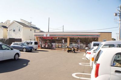 Convenience store. 300m to Seven-Eleven (convenience store)