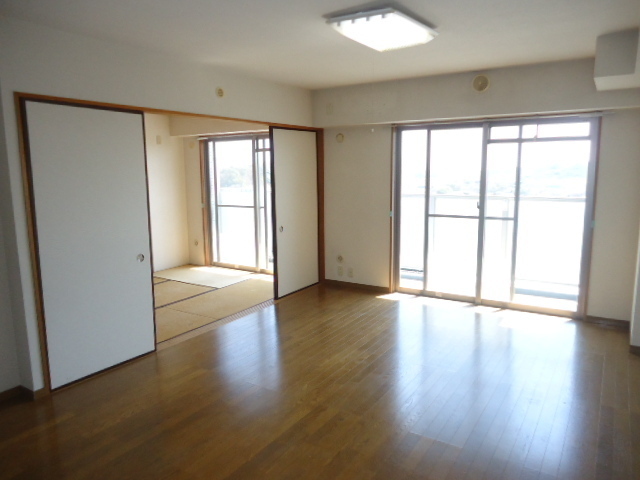 Other room space. It deals key money ・ Renewal fee without