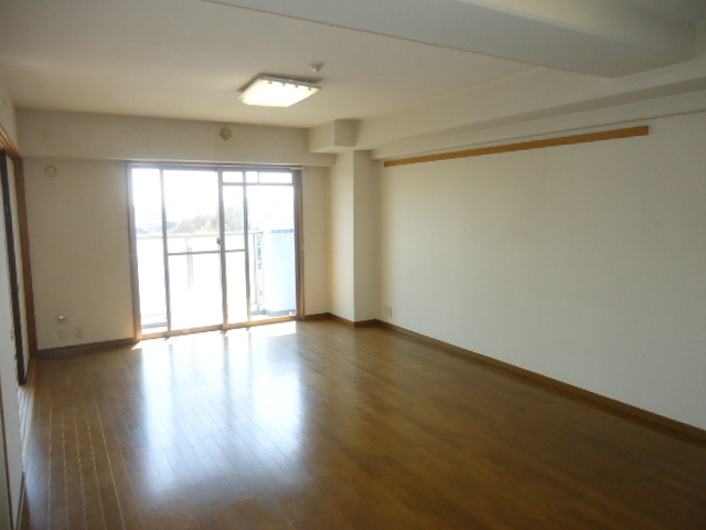 Living and room. It deals key money ・ Renewal fee without