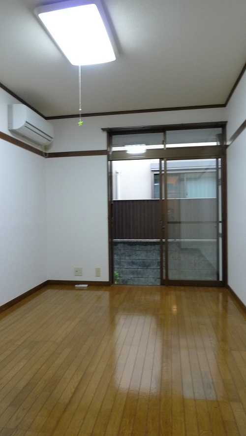 Living and room. Air conditioning ・ It is with ceiling light fixtures!