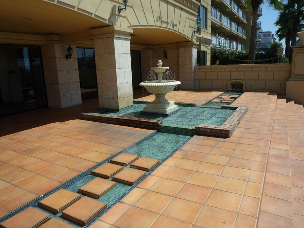 Entrance. Common areas