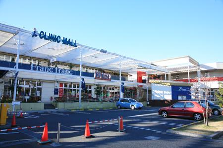 Shopping centre. 842m until Torre Aju white flag shopping center