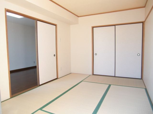 Living and room. Japanese-style room is also there comfortable