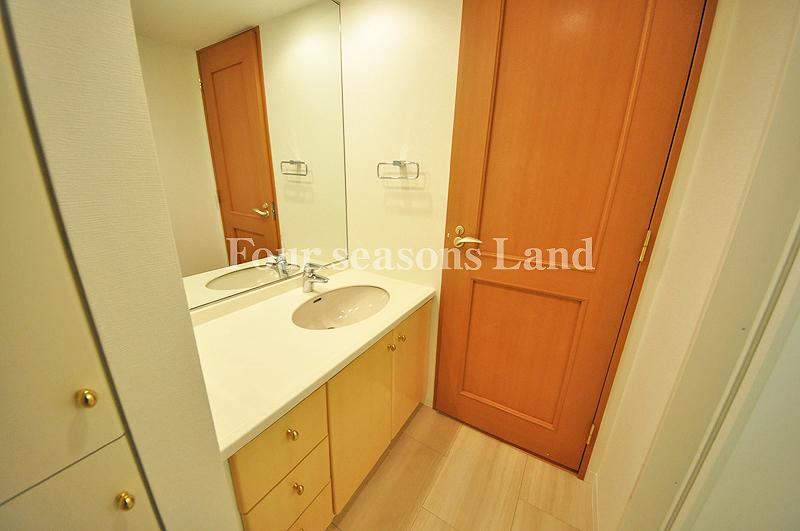 Wash basin, toilet. Indoor (12 May 2013) Shooting