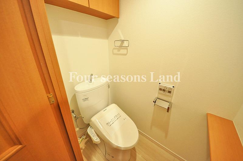 Toilet. Indoor (12 May 2013) Shooting