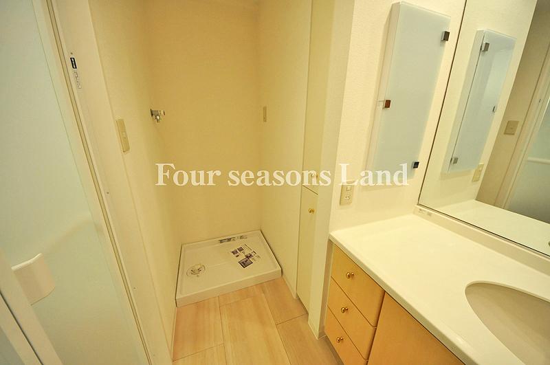 Wash basin, toilet. Indoor (12 May 2013) Shooting