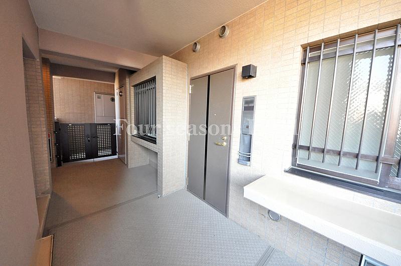 Entrance. Local (12 May 2013) Shooting