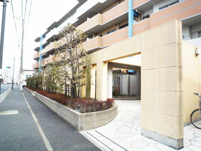 Entrance. Local (12 May 2013) Shooting