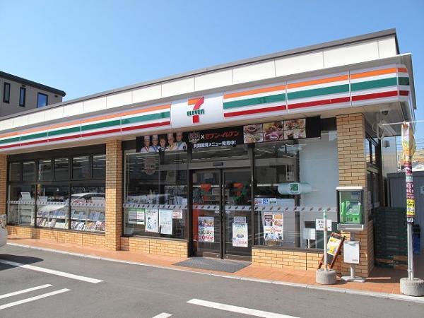 Convenience store. 445m to Seven-Eleven
