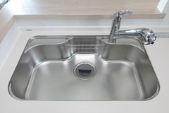 Kitchen.  [Wide sink] To wash and large pot smoothly, Sink to ensure the size of the room. Also features a draining pockets and draining plate. (Same specifications)