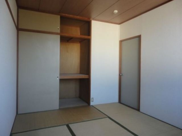 Other room space. There are also closet in Japanese-style room.