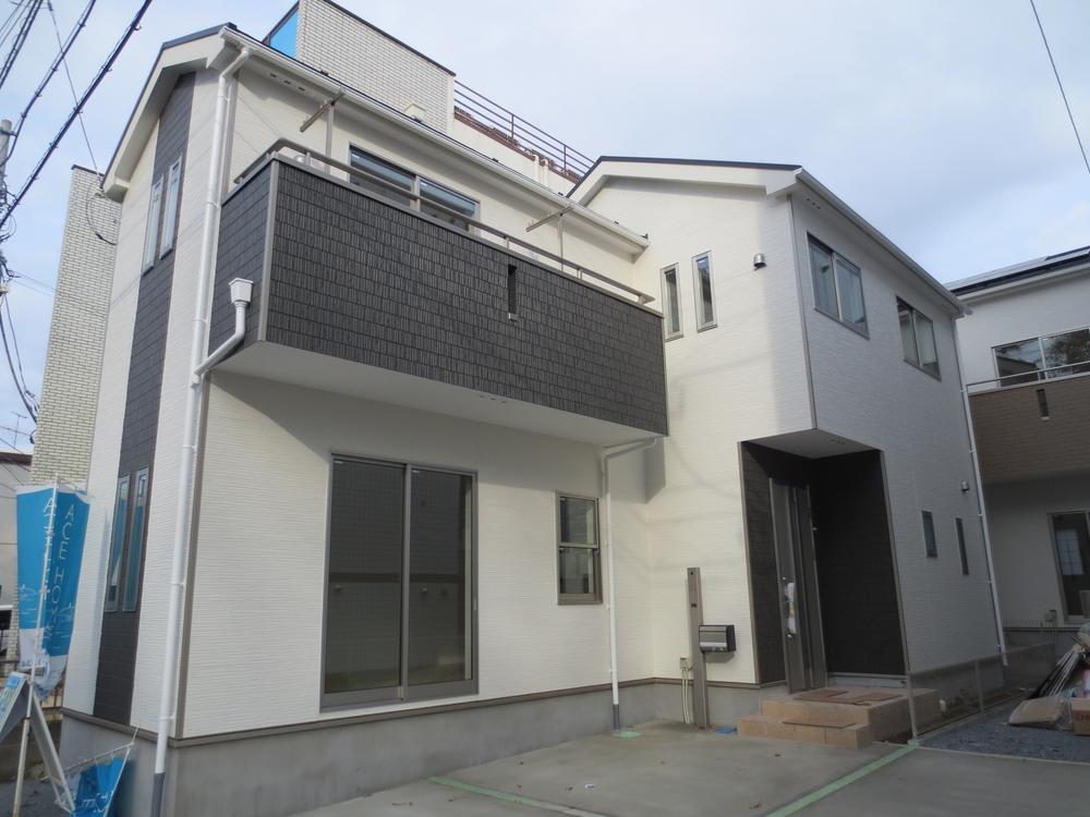 Local photos, including front road. Local (12 May 2013) Shooting