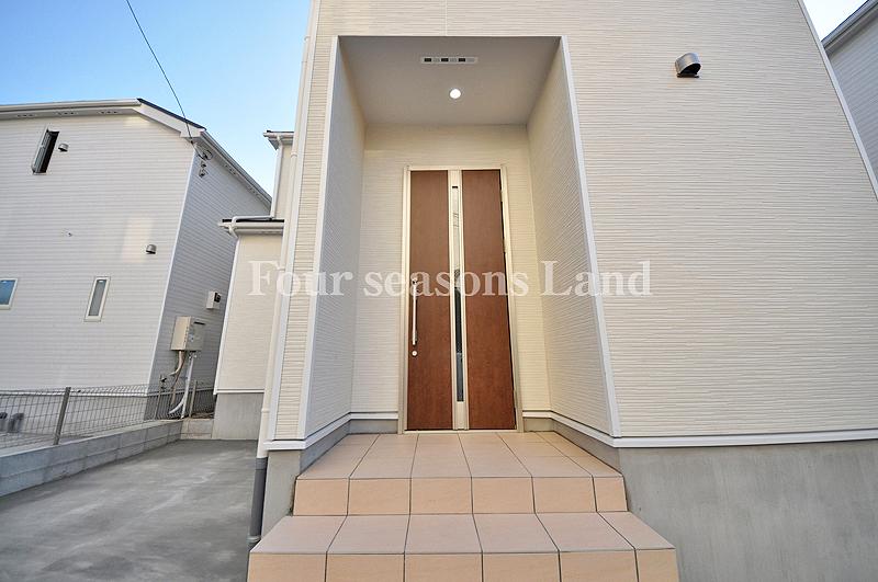 Entrance. Local (September 2013) Shooting Building 2