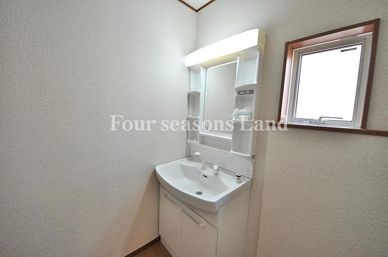 Wash basin, toilet. Indoor (September 2013) Shooting Building 2