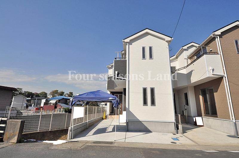 Local photos, including front road. Local (11 May 2013) Shooting 1 Building