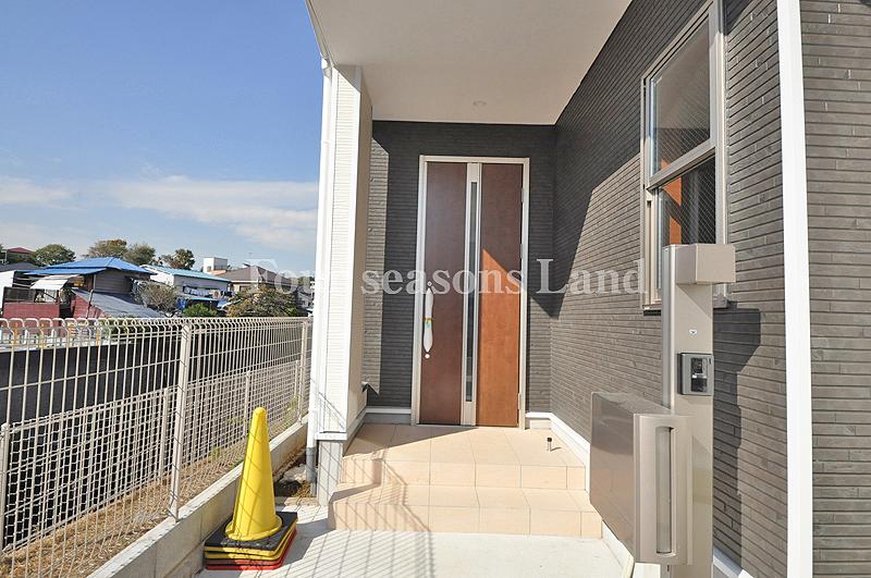 Entrance. Local (11 May 2013) Shooting 1 Building