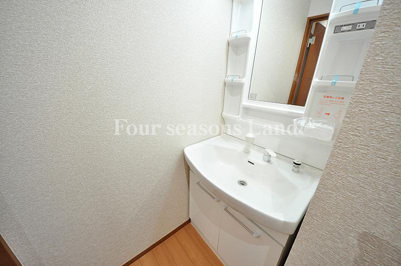 Wash basin, toilet. Indoor (11 May 2013) Shooting 1 Building