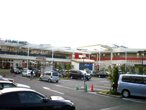 Shopping centre. Torre Aju until the white flag 1050m