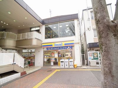 Convenience store. MINISTOP up (convenience store) 133m