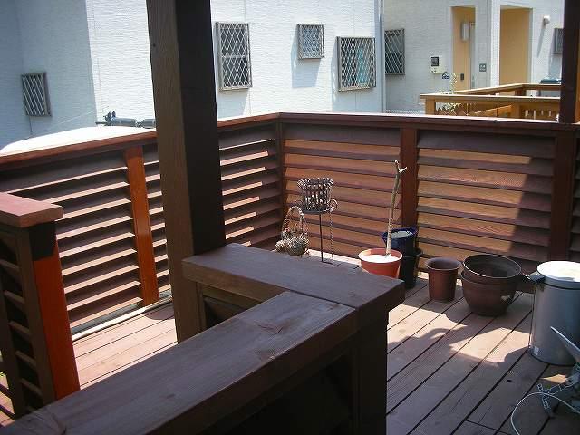 Other local. Wood deck, which is out of the living room there is a sense of relief. And put the table can also be used in the playground space for children. 