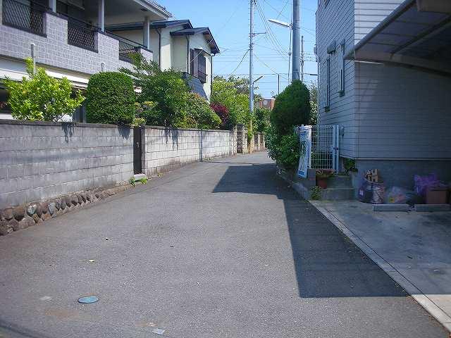 Local photos, including front road. Front road that feeling of opening is the car parking is also useful in the corner lot. 