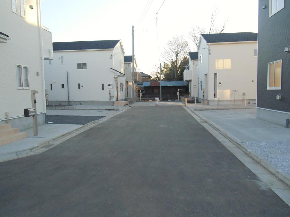 Local photos, including front road. Overall