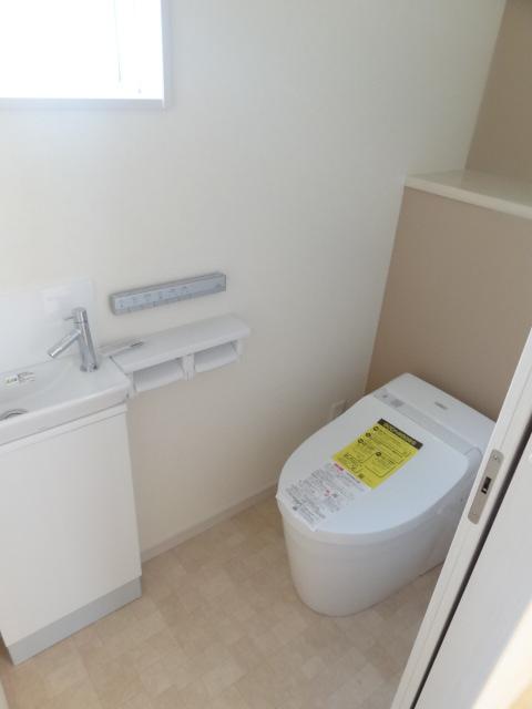 Toilet. Indoor (09 May 2013) Shooting