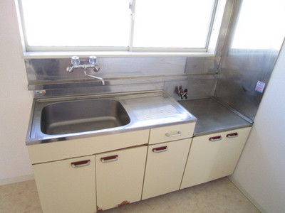 Kitchen. Bright kitchen has a window. (Current state priority)