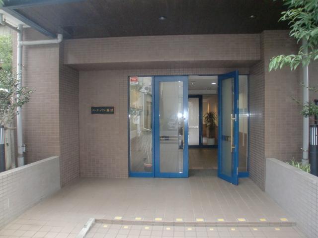 Entrance. Common areas