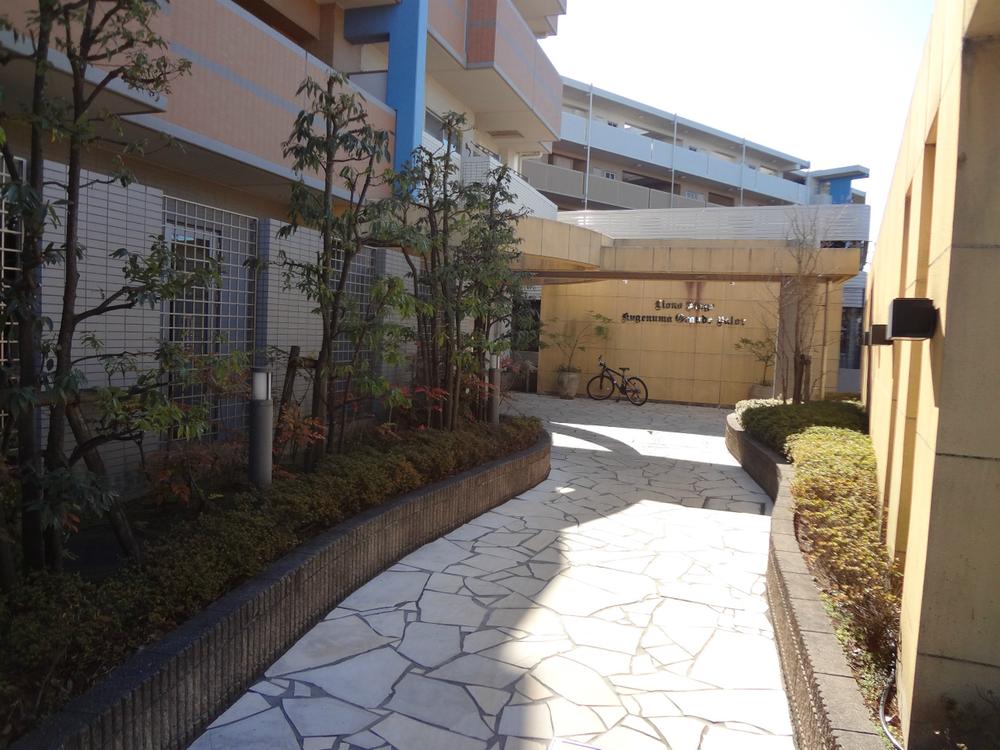 Entrance. Common areas