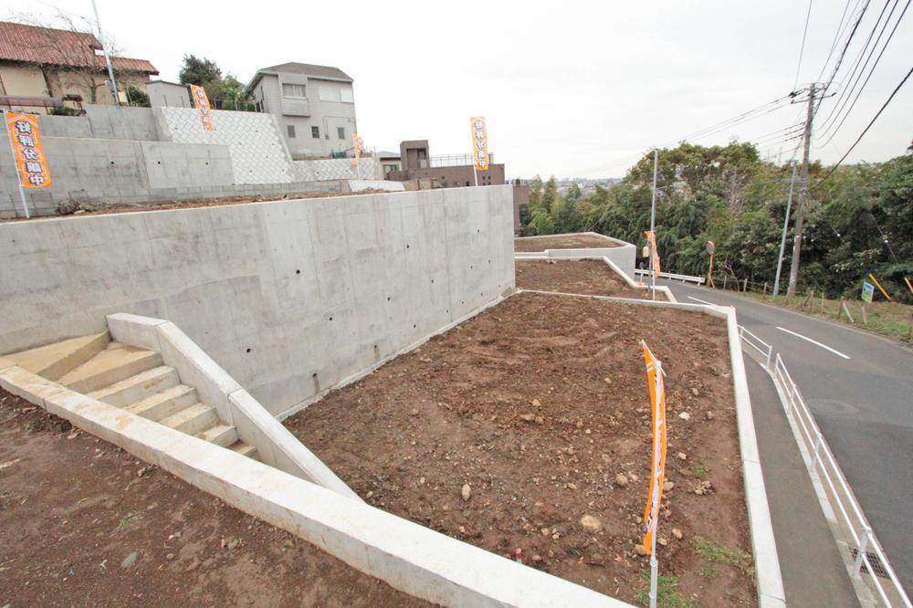 Local appearance photo. 1 Building From the north car sparse