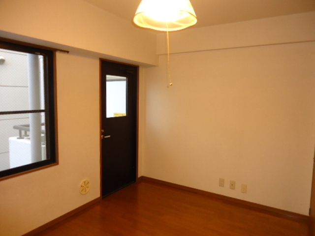 Other room space. UmiKon! Shopping convenient location