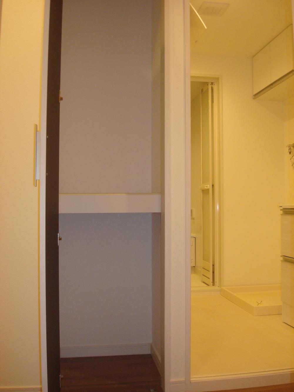 Receipt. Bathroom entrance side of convenient storage (November 2013) Shooting