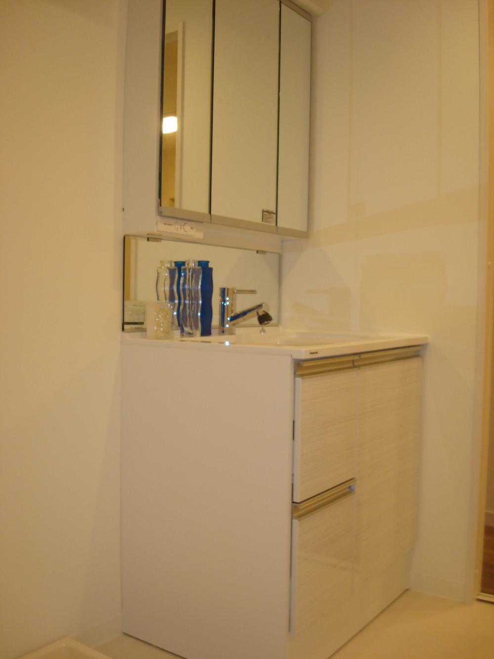 Wash basin, toilet. Indoor (11 May 2013) Shooting