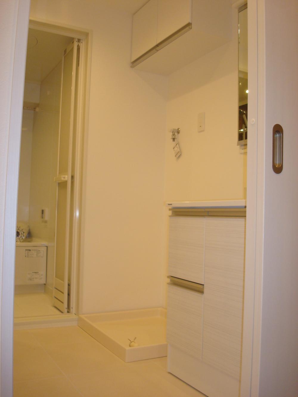 Wash basin, toilet. Indoor (11 May 2013) Shooting